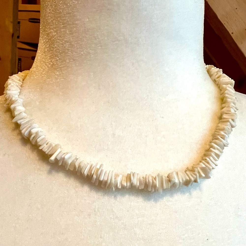 Beachy shell necklace cream white oatmeal 17"